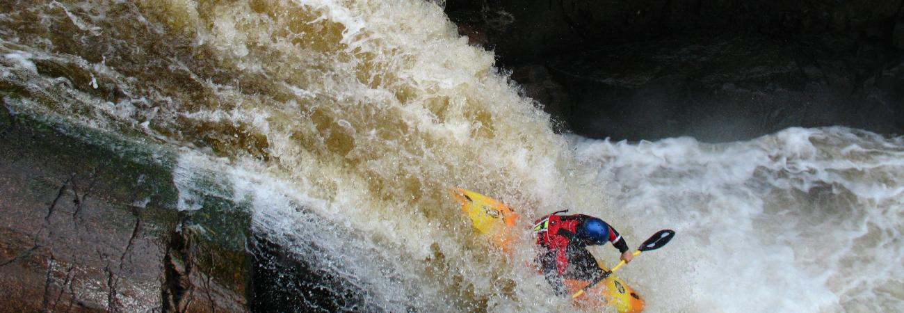 Eben Kayaking on the river etive Schotland
